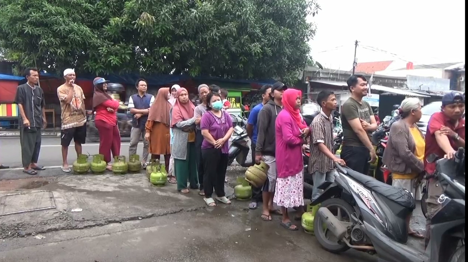 Image Credit Mulya Hadi/Beritasatu - Puluhan warga terpaksa antre panjang untuk membeli gas elpiji 3 kg di salah satu agen gas yang terletak di Jalan Raya Ceger, Kecamatan Pondok Aren, Tangerang Selatan, pada Senin (3/2/2025).