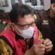 Image Credit Nadia Putri Rahmani/Antara - Tersangka kasus dugaan pemufakatan jahat dengan menjadi makelar untuk putusan kasasi Ronald Tannur, Zarof Ricar (ZR), digiring ke mobil tahanan oleh seorang jaksa di Gedung Kejaksaan Agung, Jakarta, Senin (4/11/2024).