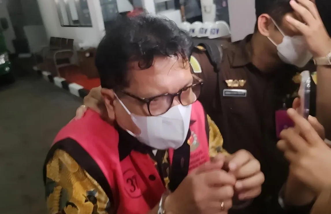 Image Credit Nadia Putri Rahmani/Antara - Tersangka kasus dugaan pemufakatan jahat dengan menjadi makelar untuk putusan kasasi Ronald Tannur, Zarof Ricar (ZR), digiring ke mobil tahanan oleh seorang jaksa di Gedung Kejaksaan Agung, Jakarta, Senin (4/11/2024).