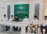 Image Credit Istimewa - Ketua Lembaga Falakiyah PBNU Sirril Wafa (ketiga dari kiri) dalam konferensi pers di Kantor PBNU, Jakarta, Jumat (28/2/2025).