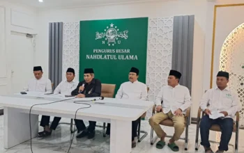 Image Credit Istimewa - Ketua Lembaga Falakiyah PBNU Sirril Wafa (ketiga dari kiri) dalam konferensi pers di Kantor PBNU, Jakarta, Jumat (28/2/2025).