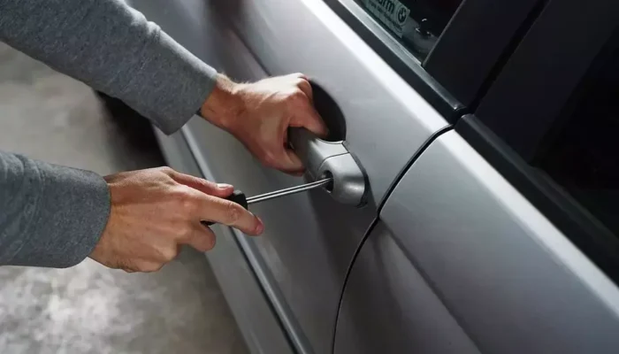 Viral! Tukang Parkir di Makassar Rusak Mobil Terparkir, Polisi Bertindak Cepat