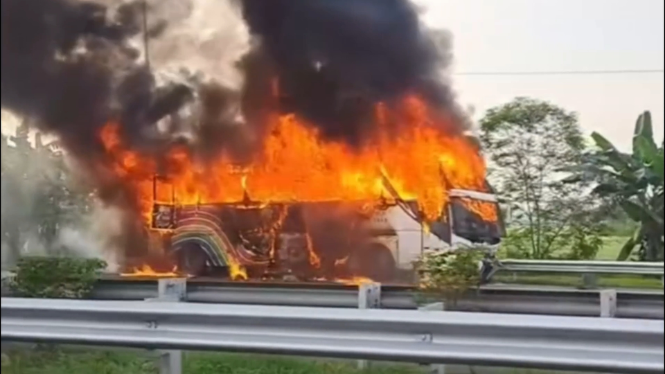 Image Credit Panji Satrio/Beritasatu - Bus Putra Pelangi terbakar di kilometer 42 Tol Tanjung Morawa-Medan, Kecamatan Lubuk Pakam, Kabupaten Deli Serdang, Sumatera Utara, Senin (17/22025).