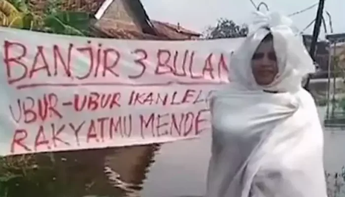 Viral! Warga di Demak Pakai Kostum Pocong Protes Banjir Tak Kunjung Surut, Minta Presiden Prabowo Turun Tangan