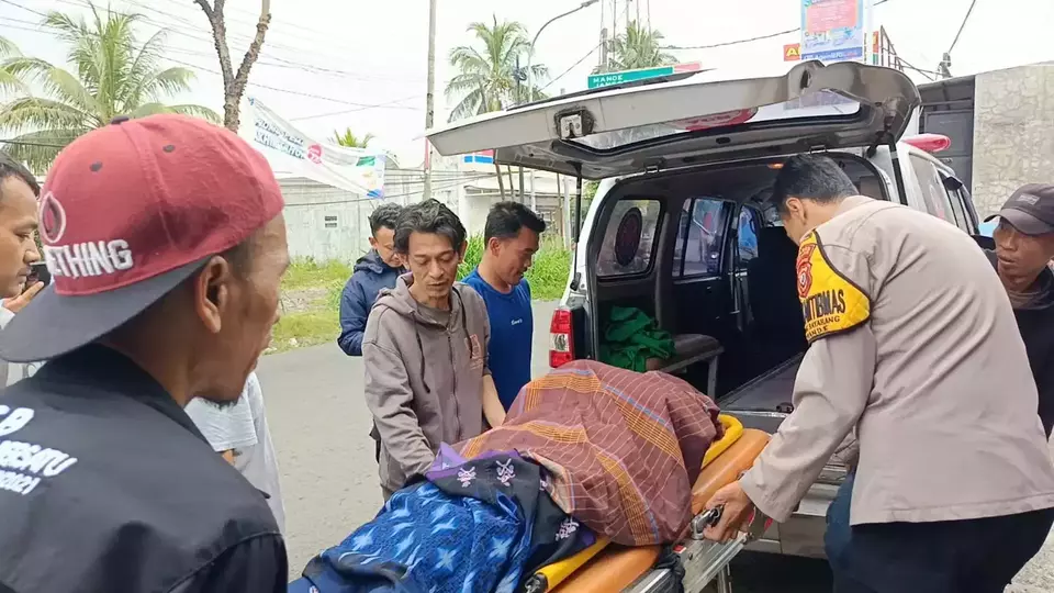 Image Credit Riski Maulana/Beritasatu - Tiga warga di Desa Kademangan, Kecamatan Mande, Kabupaten Cianjur, Jawa Barat, meninggal dunia setelah mengonsumsi alkohol murni berkadar 96 persen. Sementara itu, enam korban lainnya dalam kondisi kritis dan masih menjalani perawatan di rumah sakit.