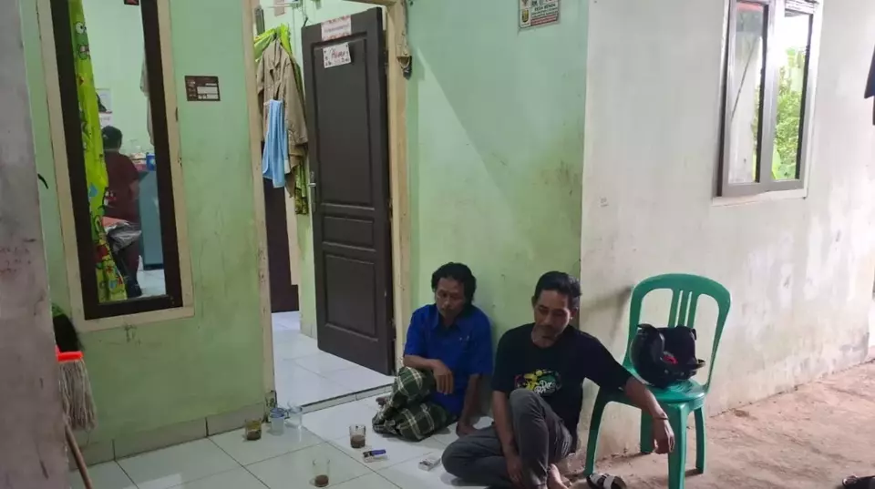 Image Credit Riza/B-Universe - Nama Bendi Wijaya (31) mendadak menjadi perbincangan publik setelah kecelakaan maut yang terjadi di Gerbang Tol Ciawi 2, Bogor. Bendi, yang merupakan sopir truk tronton pengangkut galon air mineral, disebut sebagai penyebab insiden tragis yang melibatkan enam mobil dan menewaskan delapan orang.