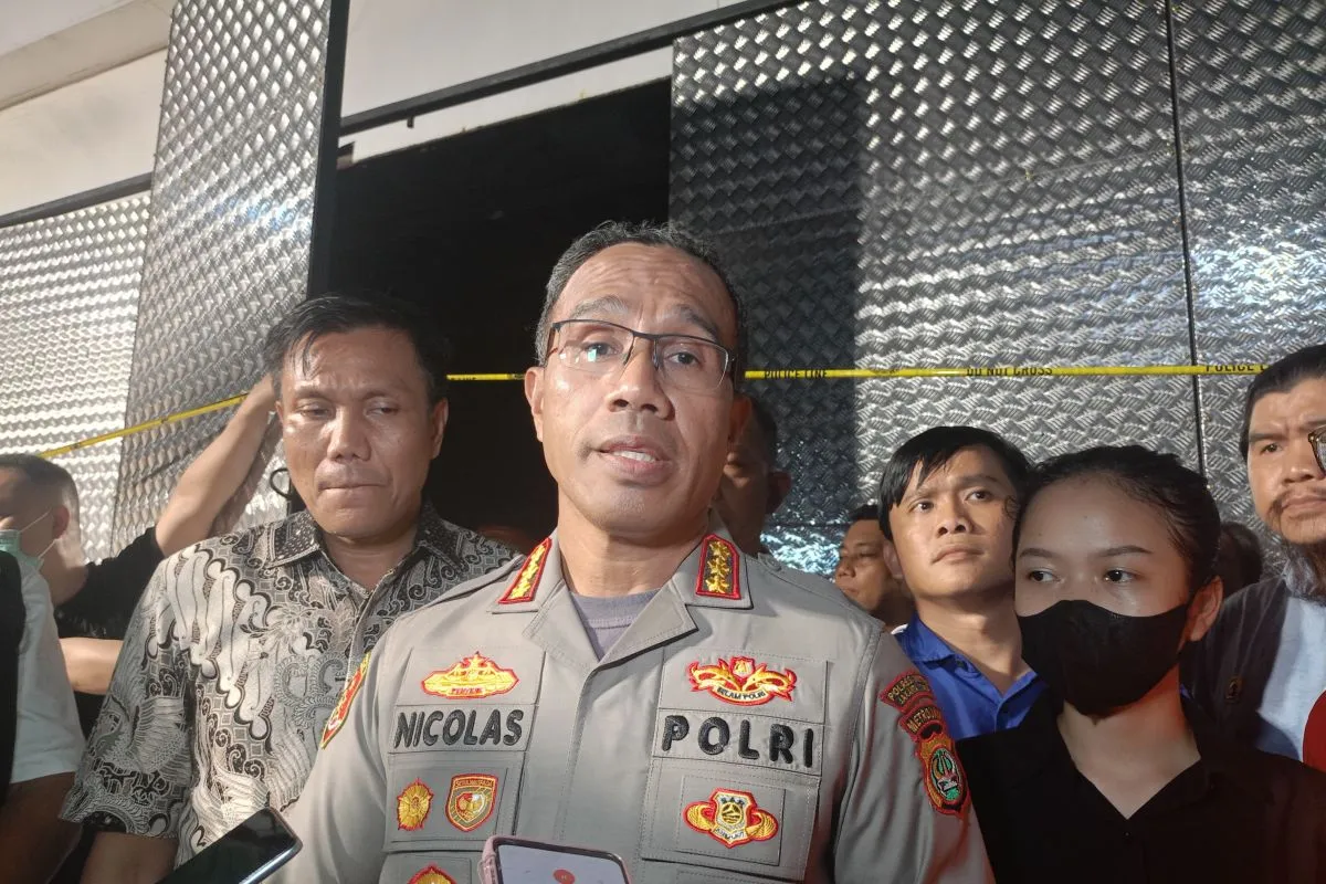 Image Credit Siti Nurhaliza/Antara - Kapolres Metro Jakarta Timur Komisaris Besar Polisi Nicolas Ary Lilipaly di tempat kejadian perkara (TKP) ruko di kawasan Pulogadung, Jakarta Timur, Rabu (26/2/2025).