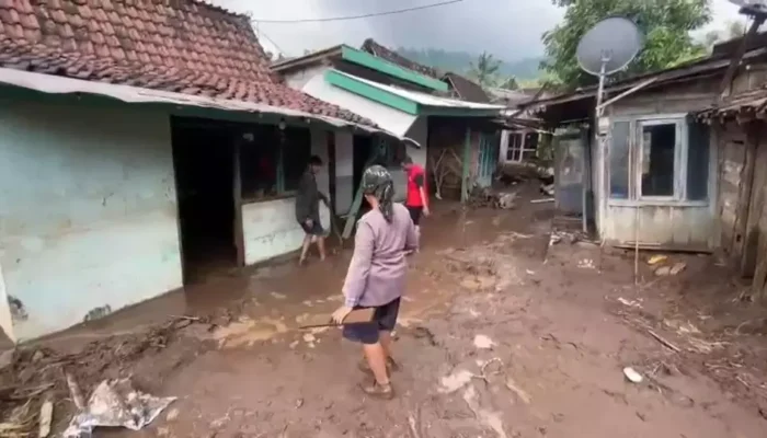 Banjir Bandang Terjang Situbondo dan Bondowoso, Puluhan Warga Terpaksa Mengungsi