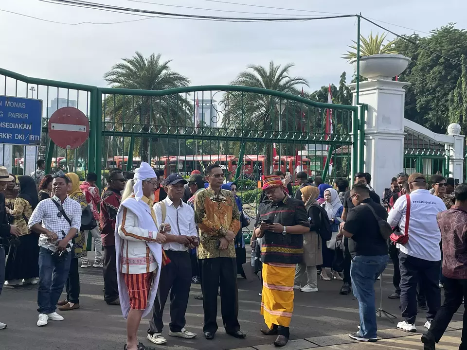 Image Credit Teguh Adi Prasetyo/Beritasatu - Menjelang pelantikan 481 kepala daerah di Istana Negara, Kamis (20/2/2025), kawasan Monas mulai dipadati para kepala daerah terpilih yang bersiap mengikuti prosesi bersejarah ini. Tak lupa mereka didampingi para keluarga masing-masing.