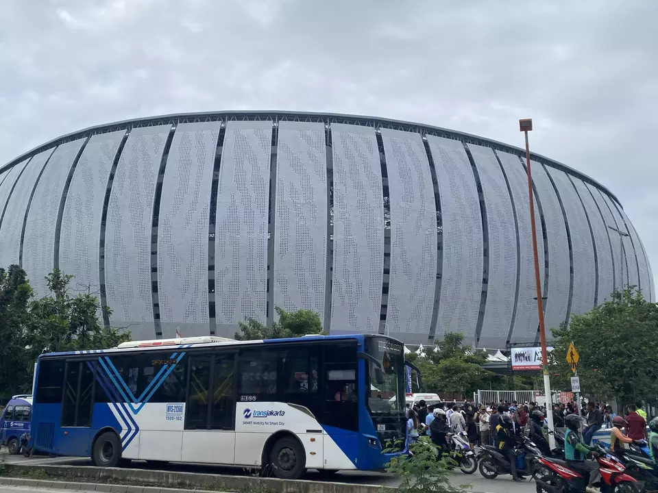 Image Credit Ichsan Ali/Beritasatu - Bus Transjakarta melintas di depan Jakarta International Stadium (JIS), Jakarta Utara, menjelang konser Maroon 5, Sabtu (1/2/2025).