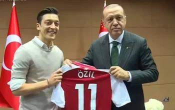 Image Credit Voice of America/Youtube/SS - Mesut Ozil bersama Presiden Turki Recep Tayyip Erdogan.