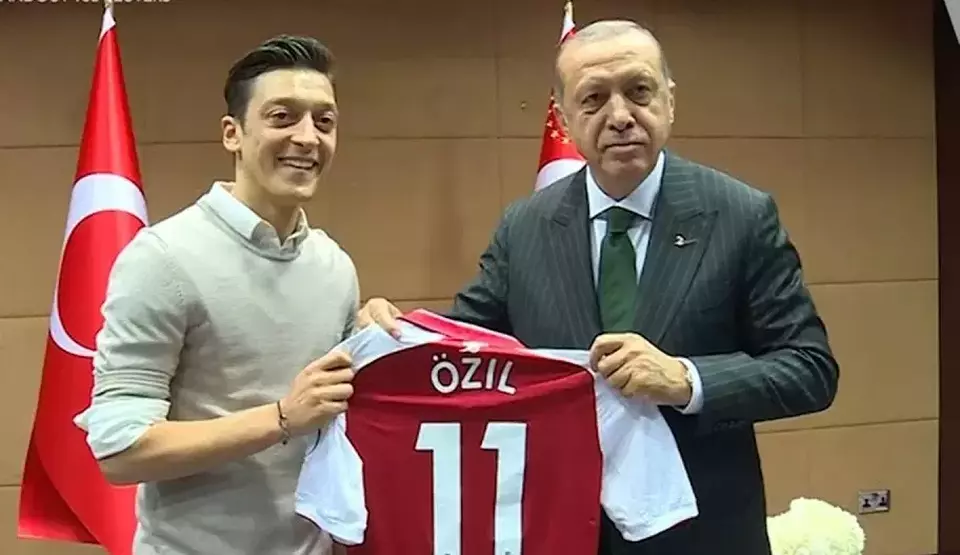 Image Credit Voice of America/Youtube/SS - Mesut Ozil bersama Presiden Turki Recep Tayyip Erdogan.