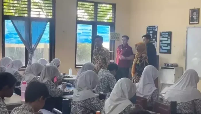 Gibran Rakabuming Raka Tinjau Program Makan Bergizi Gratis di SMP Negeri 30 Kota Bekasi