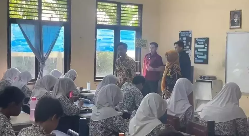 Image Credit Rino Fajar Setiawan/Beritasatu - Wakil Presiden (Wapres) Gibran Rakabuming Raka melakukan kunjungan untuk meninjau pelaksanaan program makan bergizi gratis (MBG) di SMP Negeri 30 Kota Bekasi, Jawa Barat, pada Kamis, 6 Februari 2025.