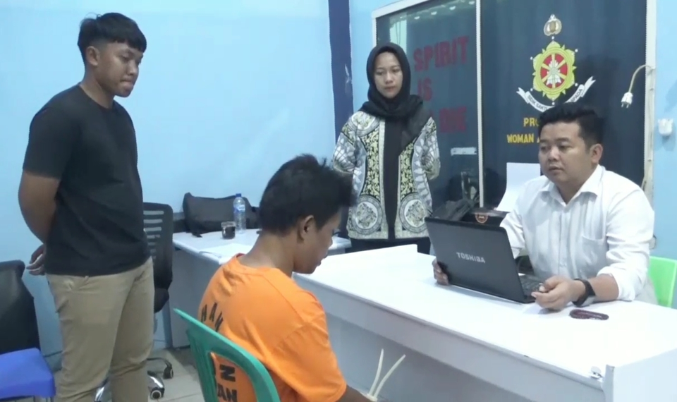 Image Credit Triyono/Beritasatu - SU (39) seorang ayah di Kabupaten Way Kanan, Lampung ditangkap polisi lantaran tega memperkosa putri kandungnya hingga hamil dan melahirkan anak berjenis kelamin perempuan, Selasa, 4 Febuari 2025.