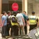 Image Credit Youtube/MalaysiaGazetteTV/SS - Polisi Malaysia berada di lokasi penembakan di Mal Setia Alam City.