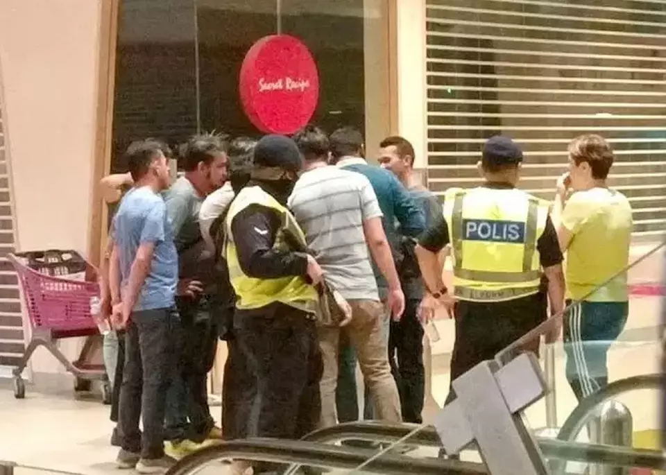 Image Credit Youtube/MalaysiaGazetteTV/SS - Polisi Malaysia berada di lokasi penembakan di Mal Setia Alam City.