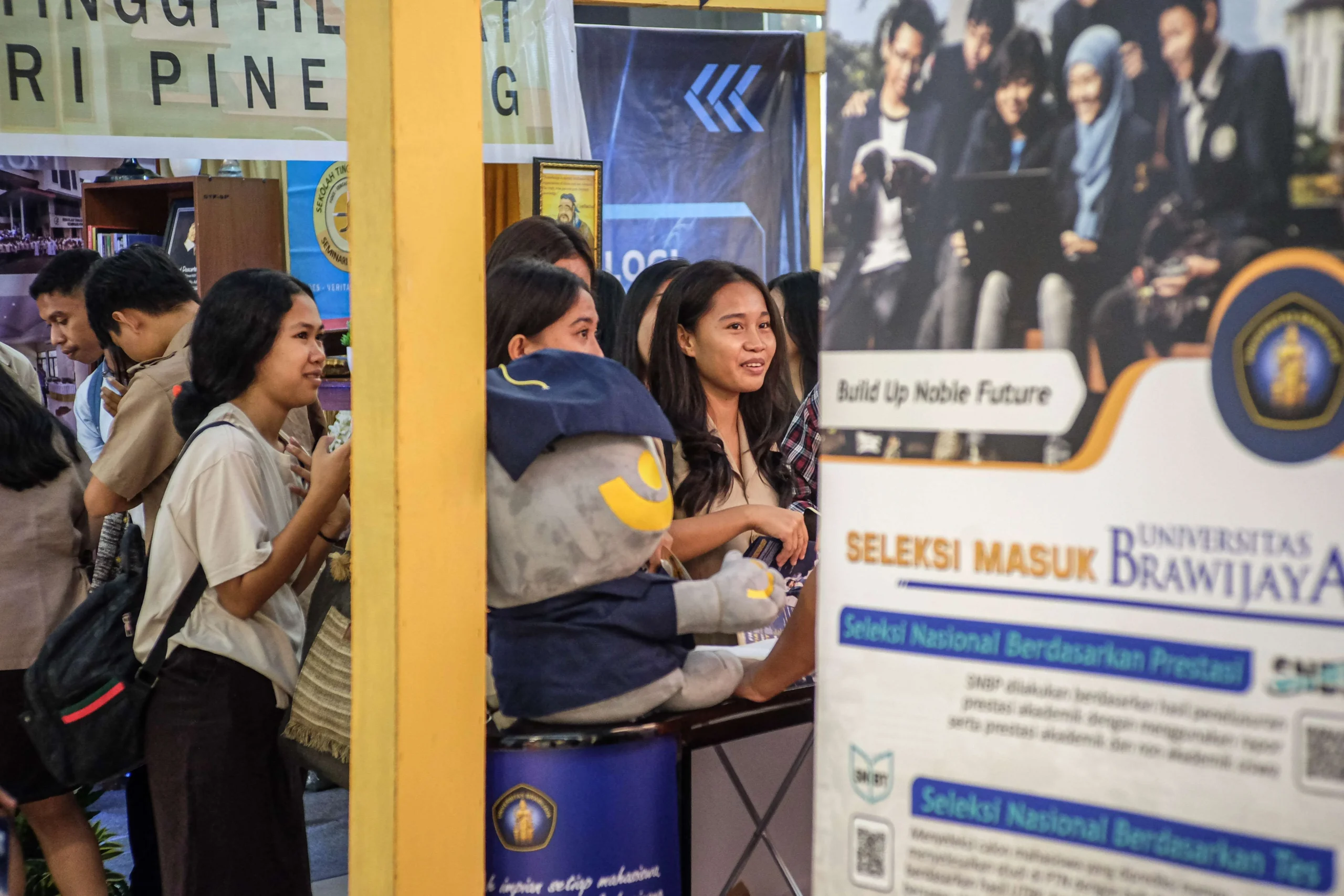 Image Credit Yegar Sahaduta Mangiri/Antara - Sejumlah pelajar mencari informasi di stan perguruan tinggi pada Sulawesi Education & Techno Expo di Manado Town Square, Sulawesi Utara, Jumat (7/2/2025)