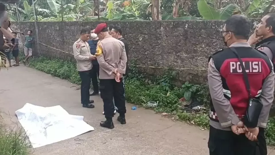 Image Credit Zikrullah Shubhy)/Beritasatu - Seorang pria tanpa identitas ditemukan tewas dalam kondisi mengenaskan di bawah tower Sutet di Beji, Kota Depok, Selasa, 18 Februari 2025.