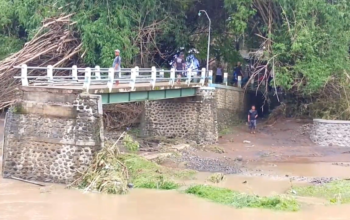 Image Credit Zulkiflie/Beritasatu - Wanita hamil dengan usia kandungan 9 bulan terisolasi di Dusun Gilih, Desa Seboro, Kecamatan Krejengan, Kabupaten Probolinggo, Jawa Timur, akibat putusnya jembatan penghubung. Jembatan tersebut ambruk setelah diterjang banjir bandang pada Rabu, 5 Februari 2025 malam WIB.