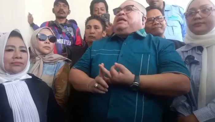 Razman Arif Ngamuk di Persidangan, Hakim Walk Out Usai Adu Mulut dengan Hotman Paris
