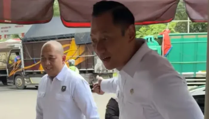 Menteri Koordinator Bidang Infrastruktur dan Pembangunan Kewilayahan, Agus Harimurti Yudhoyono (AHY), Beli Gorengan di Pedagang Kaki Lima, Tampilkan Sisi Santai