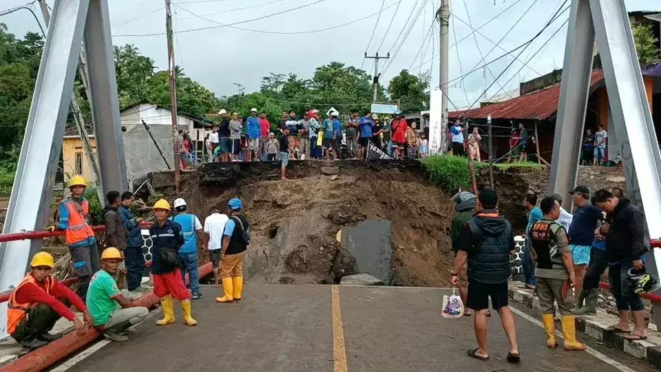 Image Credit Istimewa - Jembatan Cidadap di Kampung Bojongkopo, Kecamatan Simpenan, Kabupaten Sukabumi, Jawa Barat amblas diterjang banjir bandang, Kamis 6 Maret 2025