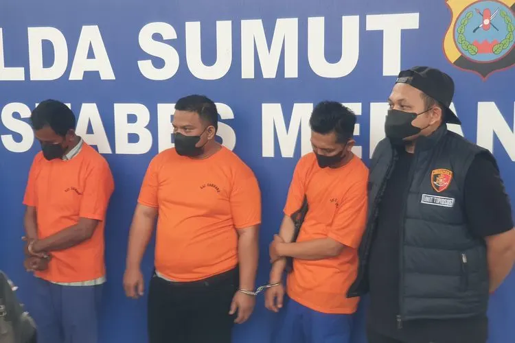 Image Credit Istimewa - Penampakan tiga orang yang ditangkap karena melakukan aktivitas pengoplosan BBM jenis pertalite di SPBU, Jalan Flamboyan, Kota Medan pada Jumat (7/3/2025).