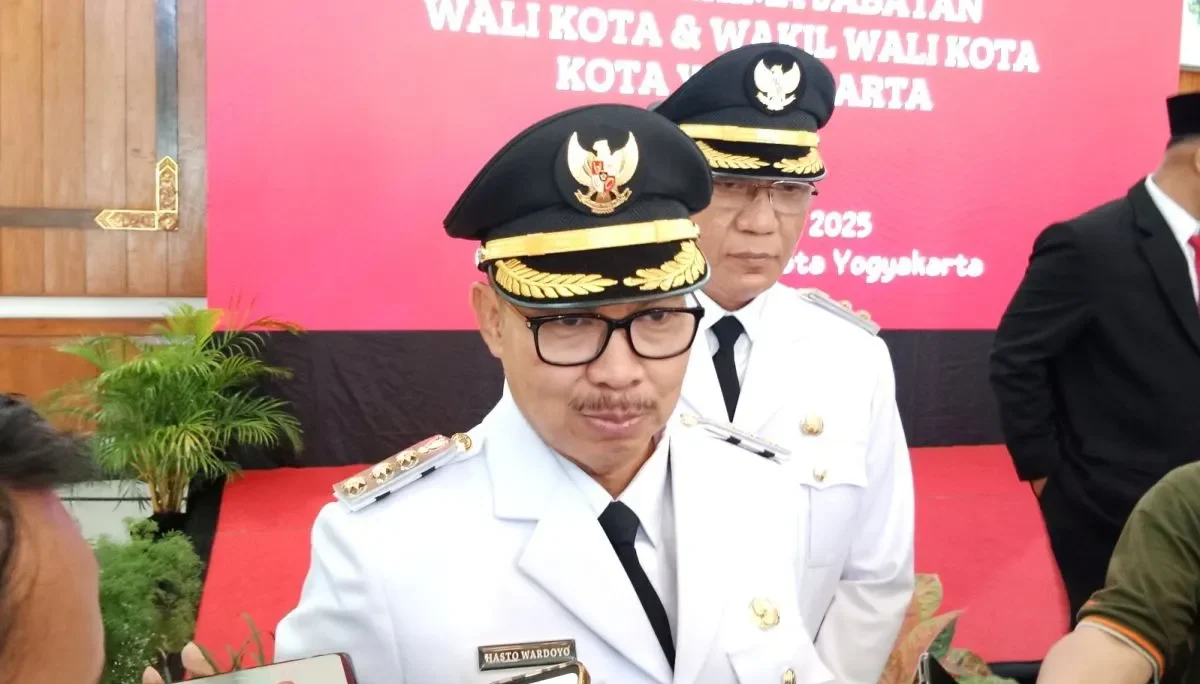 Image Credit Luqman Hakim/Antara - Wali Kota Yogyakarta Hasto Wardoyo beserta Wakil Wali Kota Yogyakarta Wawan Harmawan usai acara Serah Terima Jabatan Wali Kota dan Wakil Wali Kota Yogyakarta di Balai Kota Yogyakarta, Senin (3/3/2025).