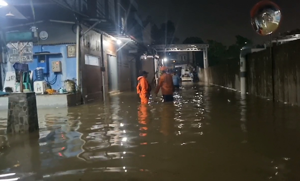 Image Credit Mulya Hadi/Beritasatu - Akibat hujan deras yang mengguyur sejak Sabtu (8/3/2025) siang, ratusan rumah di Perumahan Puri Bintaro Indah, Kecamatan Ciputat, Tangerang Selatan, terendam banjir hingga mencapai ketinggian satu meter.