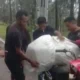 Image Credit Ola Keda/Istimewa - Keluarga saat memuat jenazah bayi menggunakan sepeda motor karena tak mampu membayar biaya ambulans.