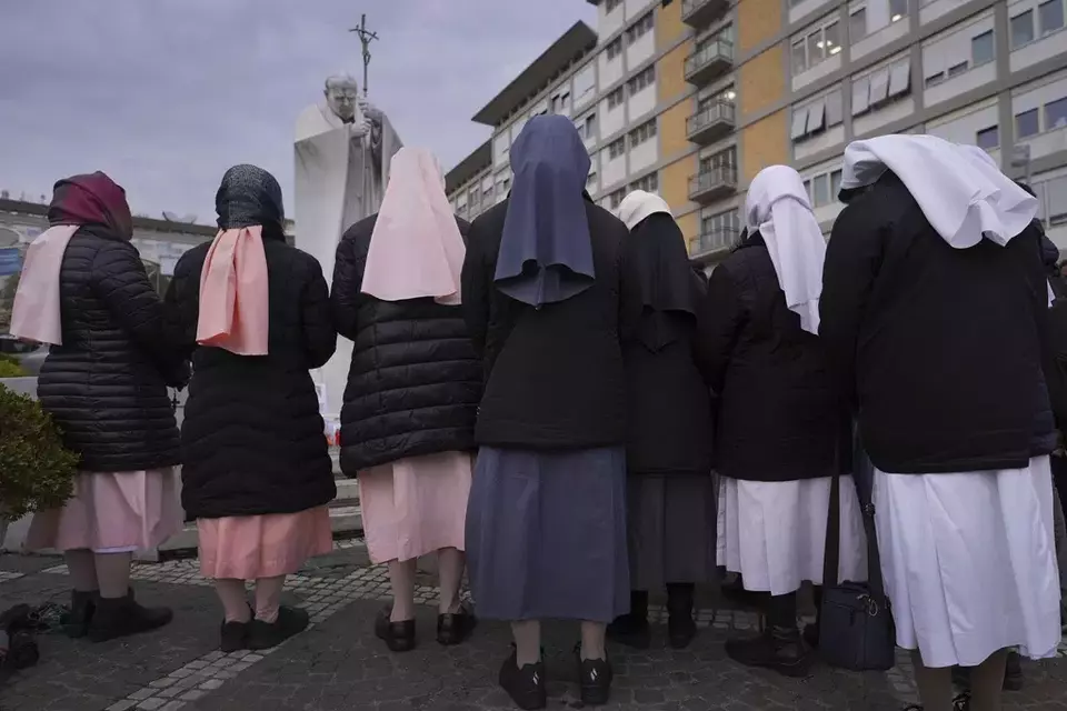 Image Credit AP - Para biarawati berdoa untuk kesembuhan Paus Fransiskus di depan Poliklinik Agostino Gemelli di Roma, Sabtu, 1 Maret 2025.