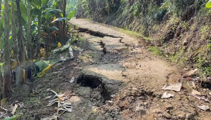 Akses Jalan di Desa Mekarmulya Cianjur Rusak Parah Akibat Longsor, Warga Kesulitan Beraktivitas