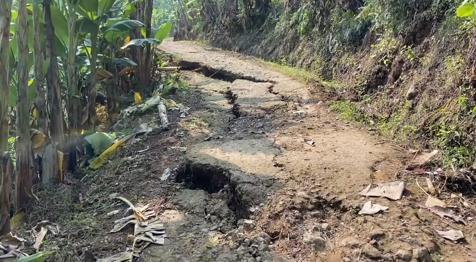 Image Credit Riski Maulana/Beritasatu - Akses jalan di Desa Mekarmulya, Kecamatan Cikalongkulon, Kabupaten Cianjur mengalami kerusakan parah akibat pergerakan tanah dan longsor yang terjadi sejak Senin 3 Maret 2025.