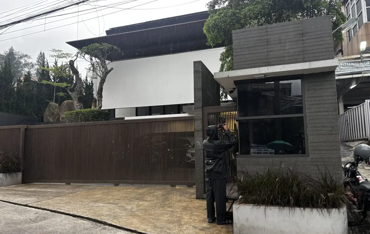 Image Credit Rubby Jovan/Antara - Situasi di rumah Ridwan Kamil di Jalan Gunung Kencana, Kelurahan Cidadap, Kota Bandung, Senin (10/3/2025).