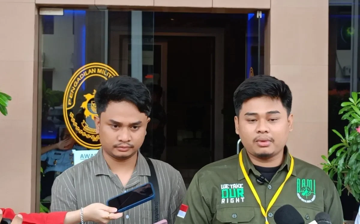 Image Credit Istimewa - Anak dari bos rental mobil Ilyas Abdurrahman yakni Agam Muhammad Nasrudin (kiri) dan Rizky Agam Syahputra (kanan) hadir dalam sidang kelima kasus penembakan bos rental dengan agenda pemeriksaan saksi dan terdakwa di Pengadilan Militer II-08 Jakarta, Cakung, Jakarta Timur, Senin (3/3/2025).