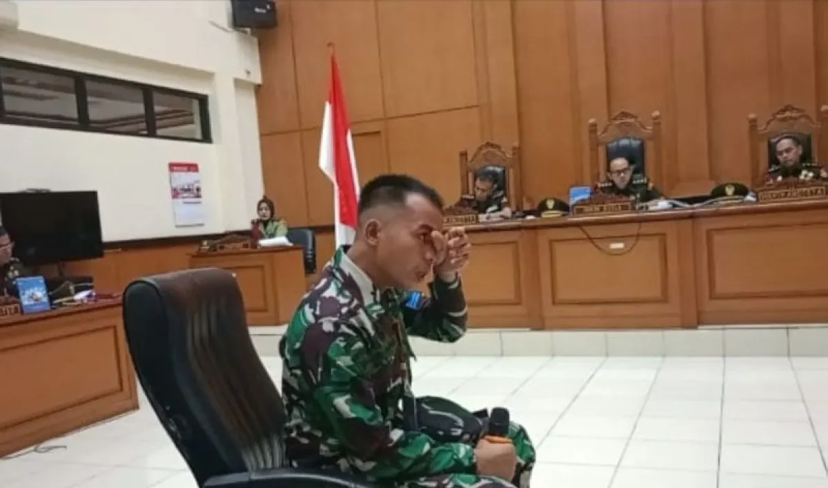 Image Credit Siti Nurhaliza/Antara - Terdakwa satu, anggota TNI Angkatan Laut (AL) atas nama Kelasi Kepala (KLK) Bambang Apri Atmojo menangis dalam sidang kelima kasus penembakan bos rental dengan agenda pemeriksaan saksi dan terdakwa di Pengadilan Militer II-08 Jakarta, Cakung, Jakarta Timur, Senin (3/3/2025).