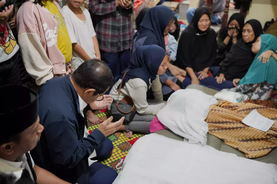 Image Credit Teguh Adi Prasetyo/Beritasatu - Gubernur Jakarta Pramono Anung melayat ke rumah Athariz Alsaki (3), korban banjir di Kebon Baru, Tebet, Jakarta Selatan, Rabu, 5 Maret 2025.