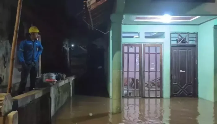 Banjir Rendam Permukiman di Pejaten Timur, Warga Terpaksa Mengungsi