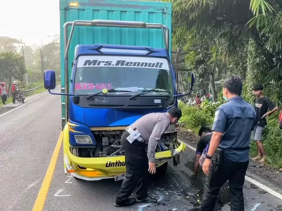 Image Credit Gayuh Satria Wicaksono/Beritasau - Kecelakaan maut terjadi di Jalan Raya Ngawi-Solo, Desa Jenggrik, Kecamatan Kedunggalar, Kabupaten Ngawi pada Sabtu 8 Maret 2025.