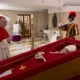 Vatikan merilis gambar pertama Almarhum Paus Fransiskus, yang berada di dalam peti jenazah yang terbuka. Foto itu diambil pada Senin, 21 April 2025 dan dibagikan pada Selasa, 22 April, oleh The Vatican Media.