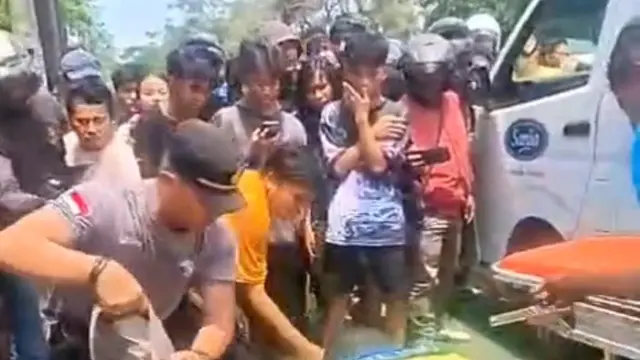 Kapolsek Medan Tuntungan, Iptu Eko Sanjaya, saat mengevakuasi jasad korban kecelakaan lalu lintas, di Jalan Jamin Ginting, Kelurahan Simpang Selayang, Kecamatan Medan Tuntungan, Kota Medan.(Istimewa)