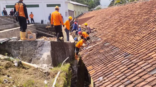 Sebuah insiden menimpa Pondok Modern Darussalam Gontor Kampus 5 Darul Qiyam, Dusun Mangunsari, Desa Gadingsari, Kecamatan Sawangan, Kabupaten Magelang, pada Jumat (25/4/2025). (Dok. X @BPBDkabmagelang)