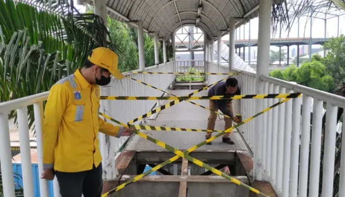 Pencurian Pelat Logam JPO Daan Mogot Membahayakan Pejalan Kaki
