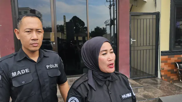 Kasi Humas Polres Metro Depok, AKP Yuni memberikan penjelasan terkait penculikan anak di wilayah Depok, (Liputan6/Dicky Agung Prihanto)