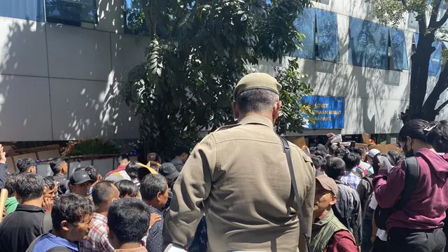 Sejumlah warga masih memadati Kantor Balai Kota Jakarta di Jalan Medan Merdeka Selatan, Jakarta Pusat pada Rabu (23/4/2025) untuk mendaftar menjadi petugas PPSU. Padahal pendaftaran bisa dilakukan secara online maupun di kantor kelurahan. (Liputan6/Fauziah Basahil)