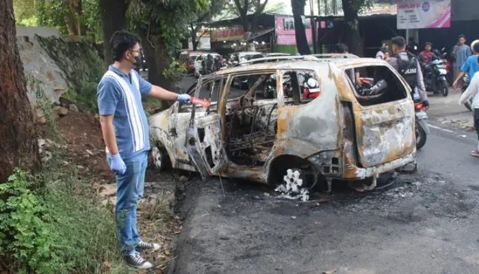 Tiga Mobil Polisi Dirusak dan Dibakar Massa Usai Penangkapan Ketua Ormas di Depok