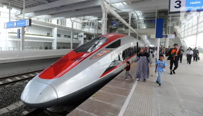 Benang Layangan Ganggu 32 Kali Perjalanan Kereta Cepat Whoosh