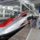 KCIC mengimbau agar calon penumpang memperhatikan jadwal kereta cepat yang dipilih dan datang selambat-lambatnya satu jam sebelum jadwal keberangkatan untuk menghindari antrean. (merdeka/Arie Basuki)
