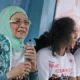 Bunda Iffet memberi keterangan saat jumpa pers di Markas Slank, Jakarta, Selasa (05/09). Dialog kebangsaan itu diadakan untuk memberikan wawasan dan meningkatkan rasa nasionalisme kepada para santri. (Liputan6/Herman Zakharia)